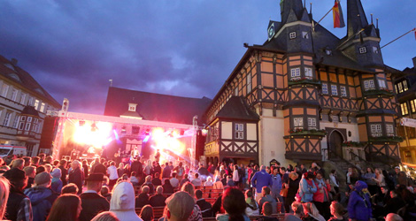 Marktplatz Wernigerode mit vielen Menschen, die vor einer Bühne stehen. Daneben das Rathaus.