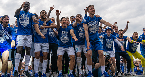 Fans und Mannschaft des 1. FC Magdeburg tanzen und feiern den Aufstieg