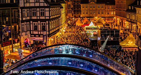 Bühne auf dem Quedlinbuerger Marktplatz bei Nacht mit vielen Menschen davor
